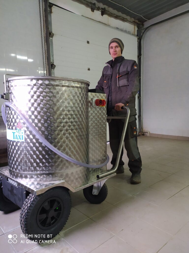 Installation of a dairy taxi 4.0 (Litinsky breeding farm)