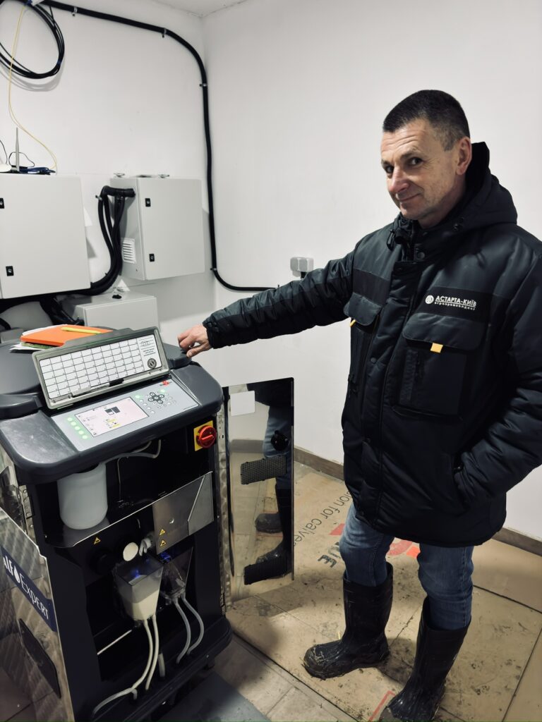 Установка автоматической кормушки ООО “ВОЛОЧИСК-АГРО”