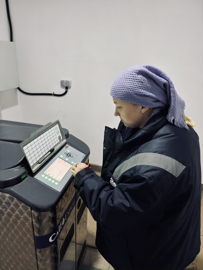 Установка автоматической кормушки ООО “ВОЛОЧИСК-АГРО”